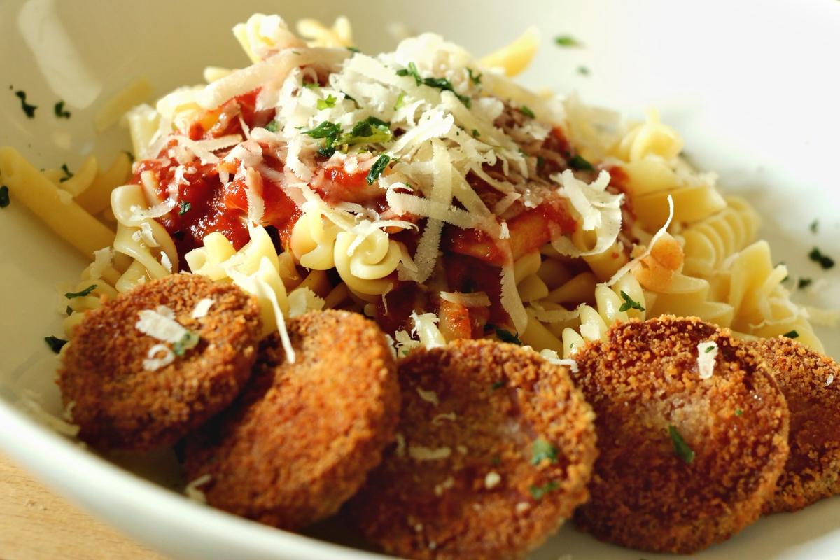 Panierte Jagdwurst vom Frischling mit Nudeln Deutscher Jagdverband